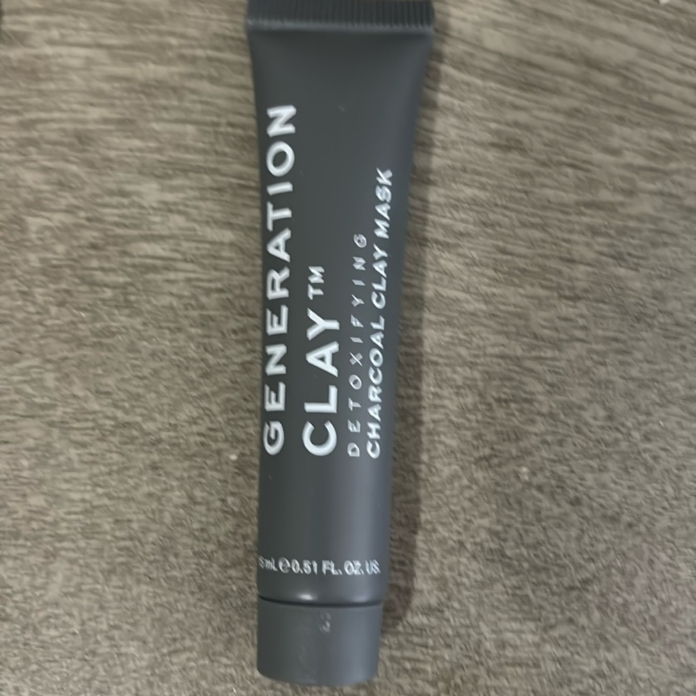 Detoxifying charcoal clay mask travel size